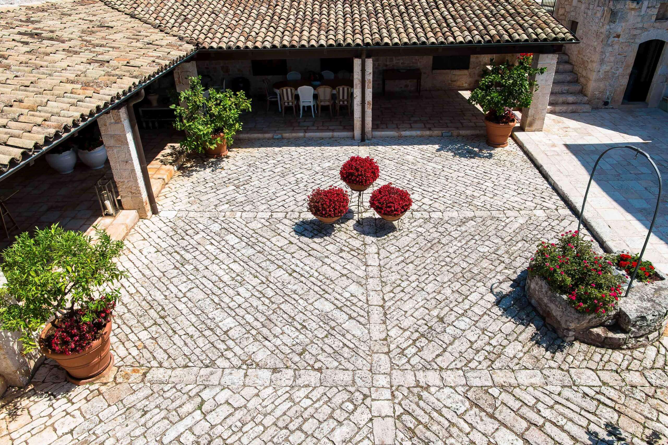 Courtyard equipped with kitchen, barbecue and living area to enjoy the most precious moments of conviviality.