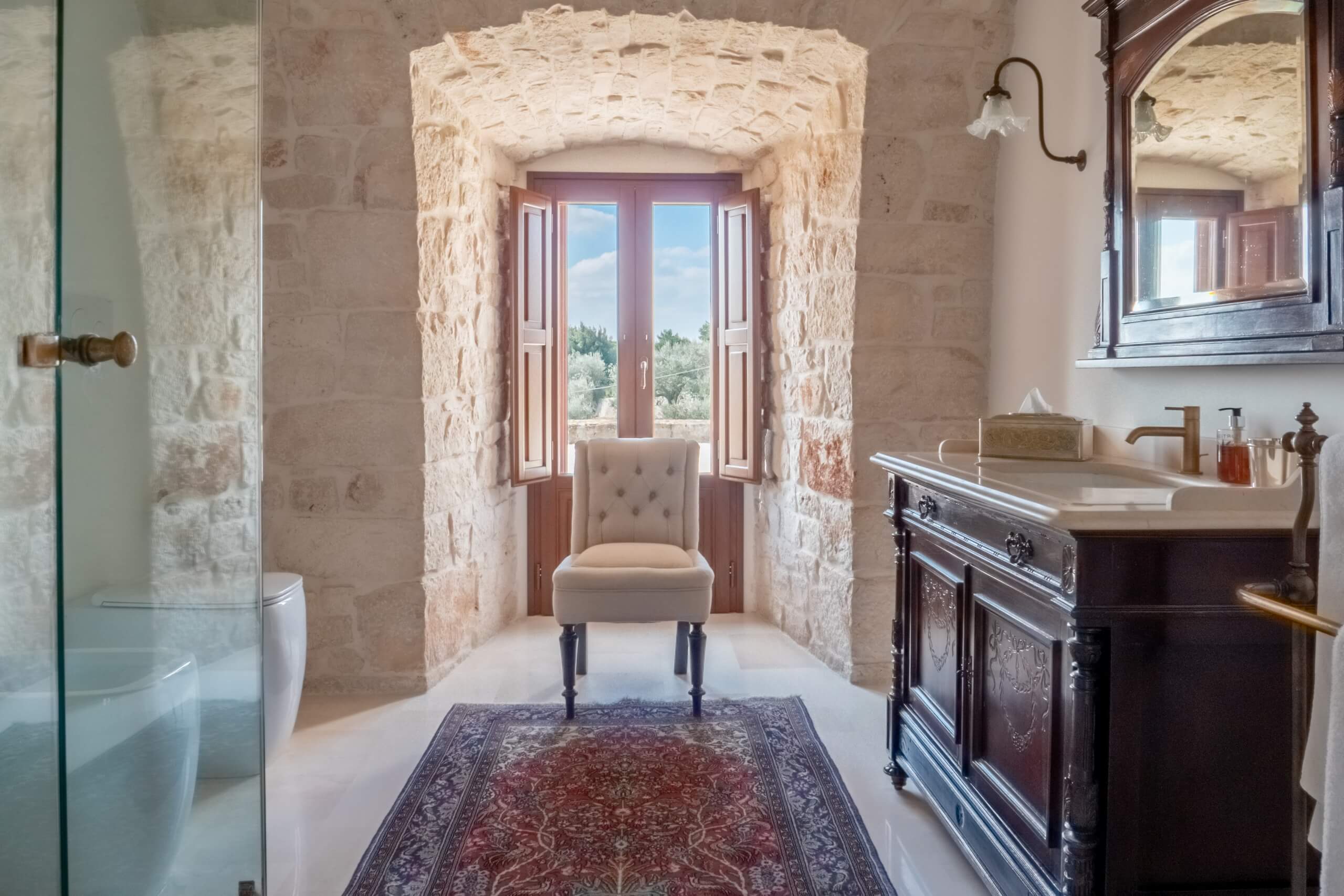 A large glass shower and a breathtaking view make this place welcoming and evocative.