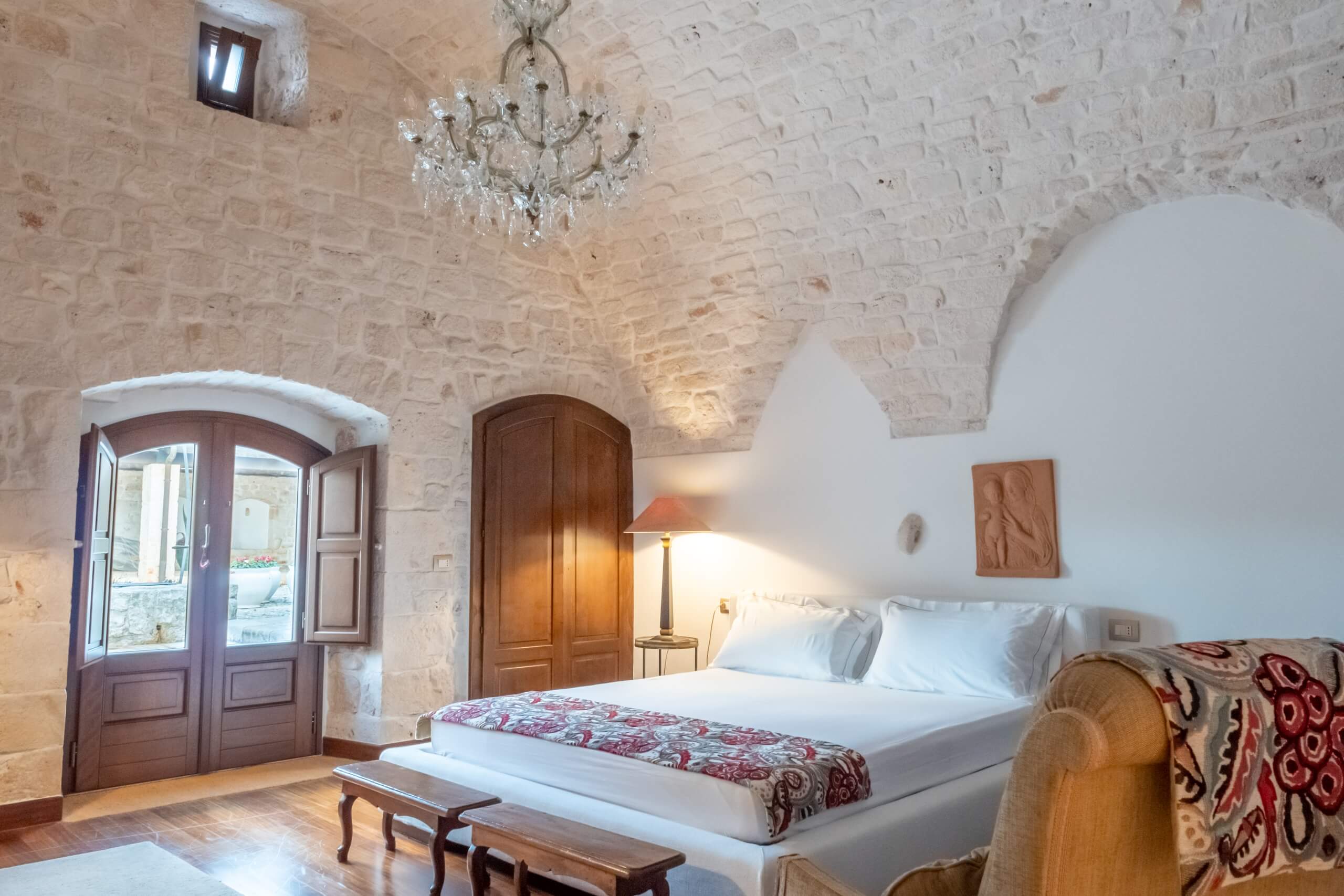 Camera matrimoniale con accesso al giardino in antica masseria pugliese | Masseria della Croce