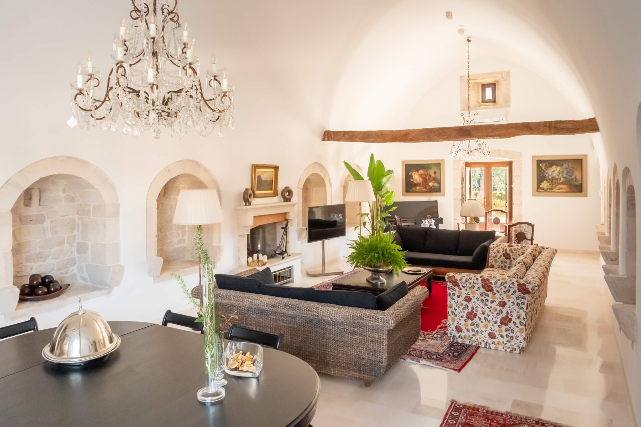 Historic farmhouse with restored stable that becomes an elegant lounge for conviviality | Masseria della Croce
