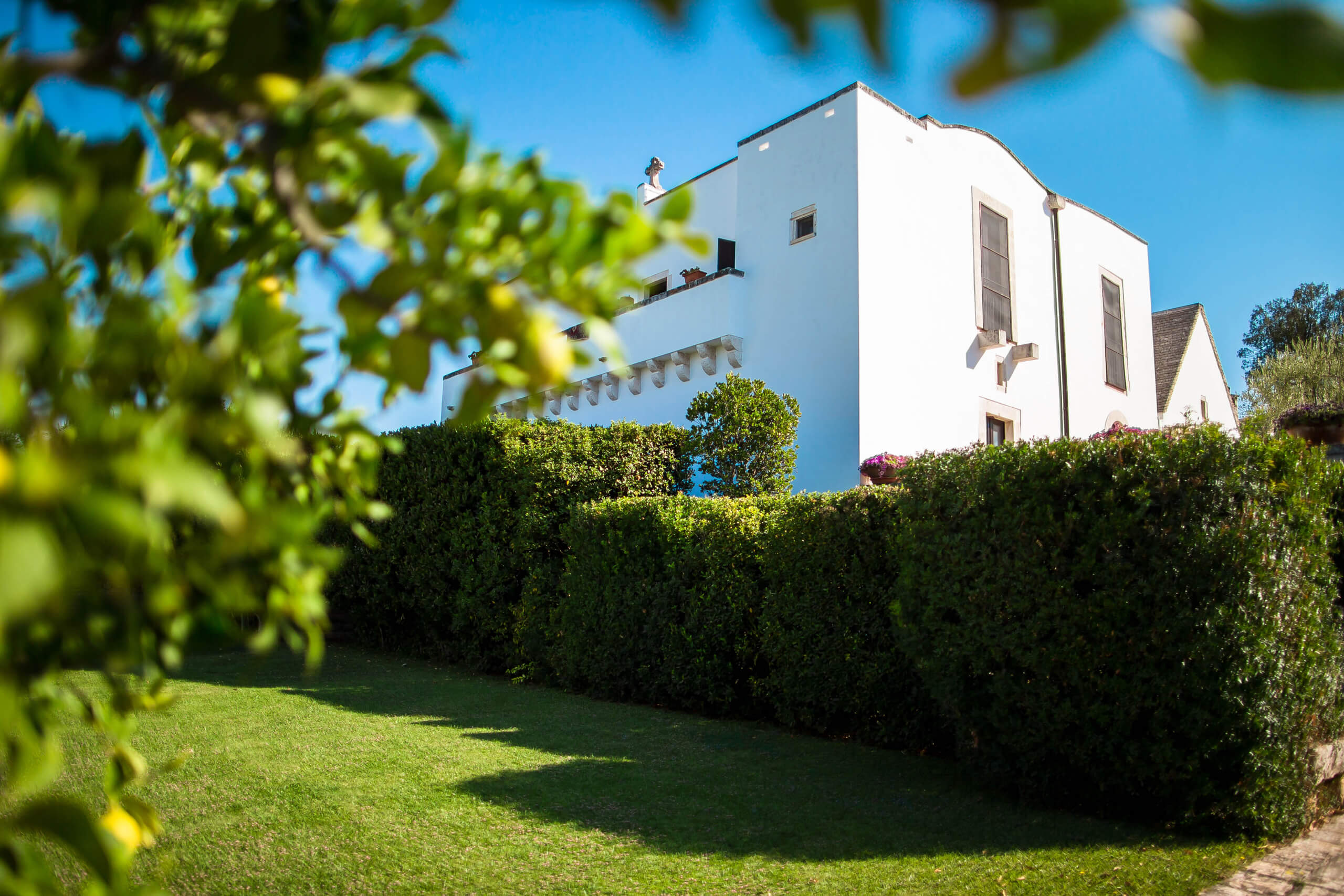 Masseria della Croce in Puglia si erge al centro di una elegante tenuta immersa nel verde.