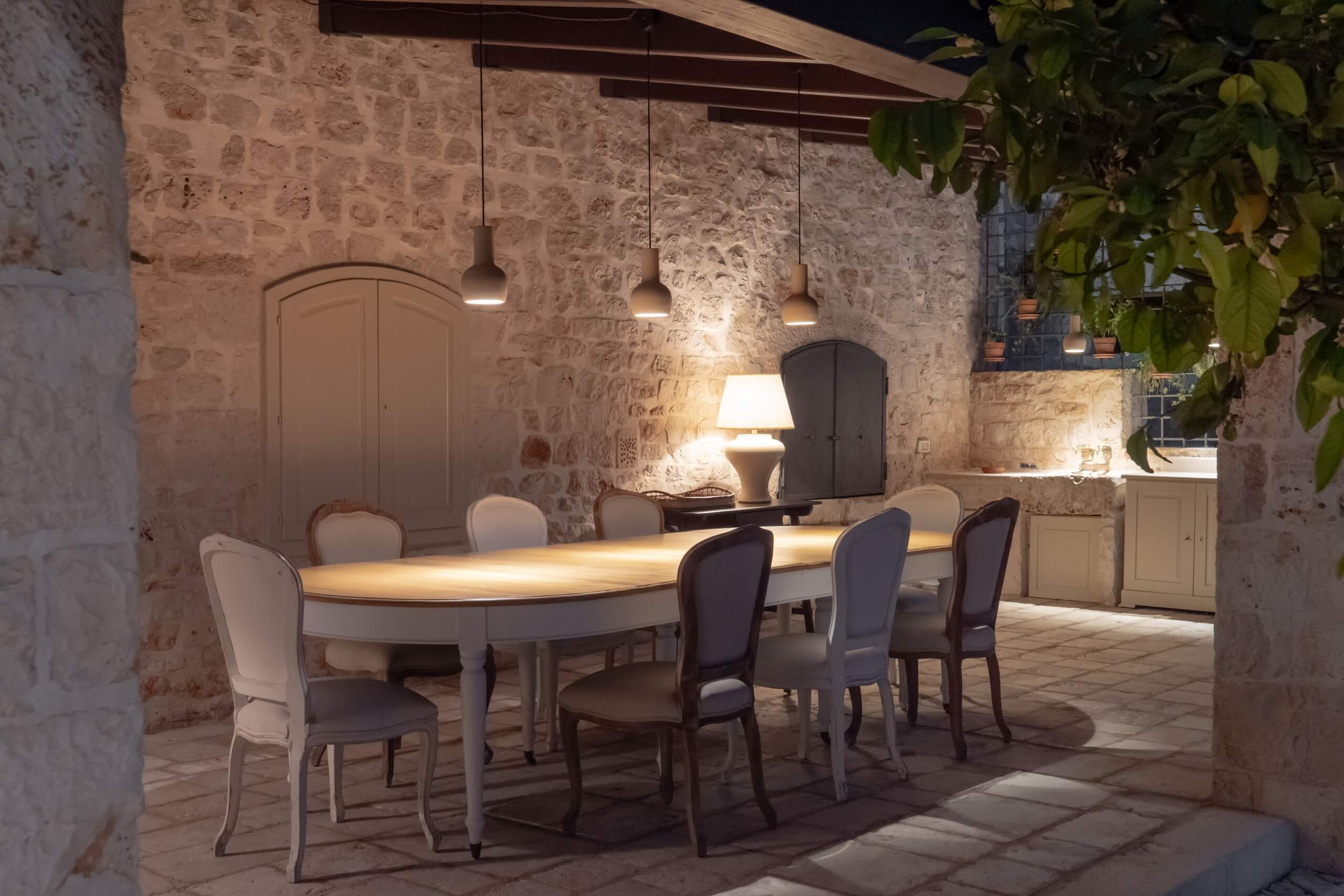 Masseria privata con patio attrezzato di cucina, barbecue e zona living. Puglia. | Masseria della Croce